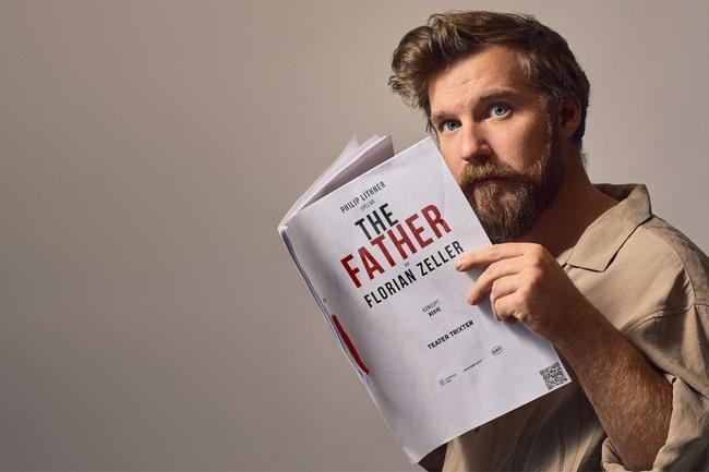 man som läser i en tidning