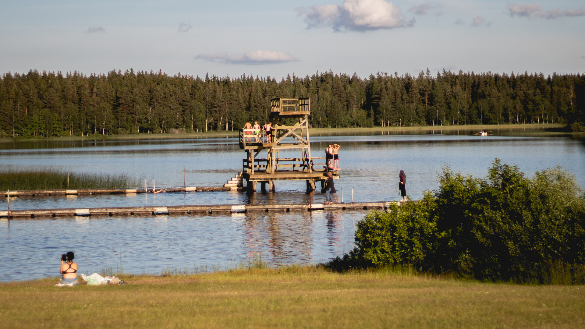 Badstrand och hopptorn vid campingen en solig sommarkväll..