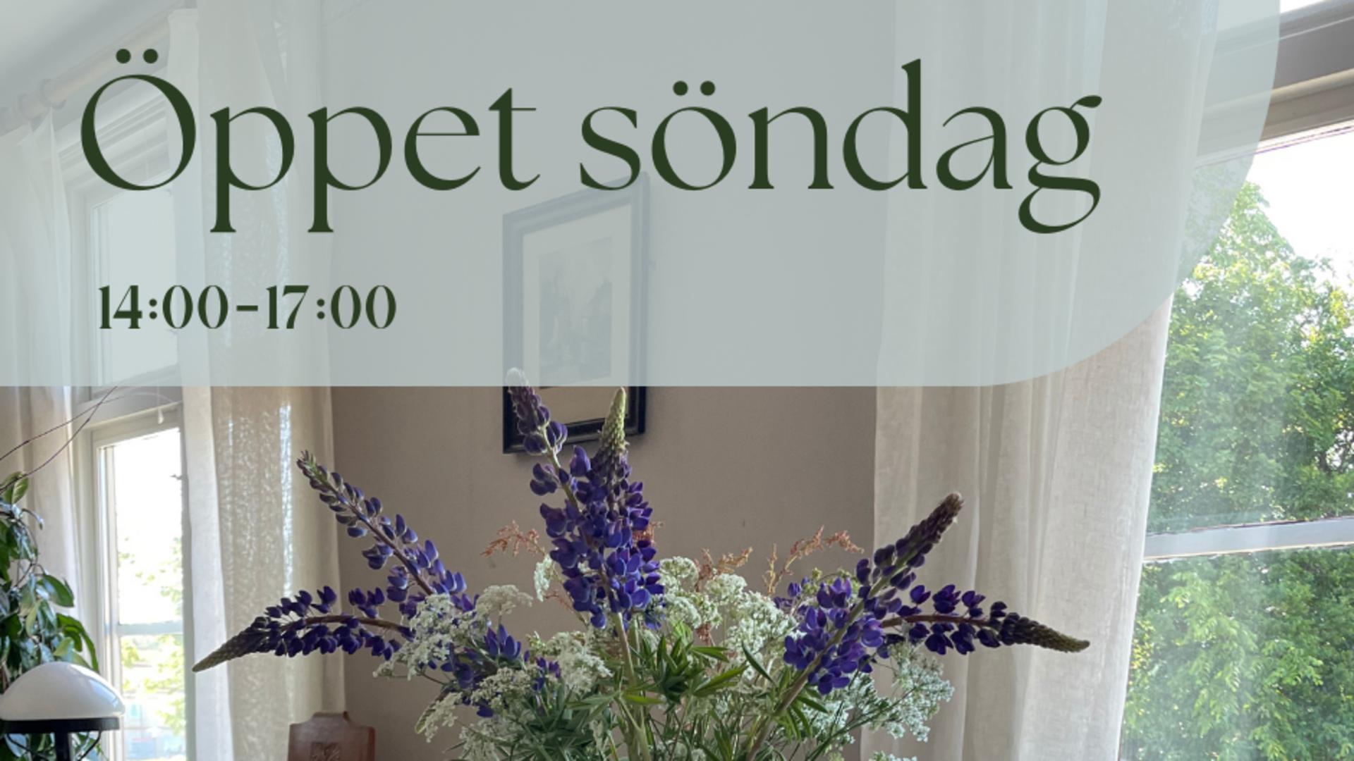 Blommor på bord i gamla bankgården, text Öppet söndag 14-17