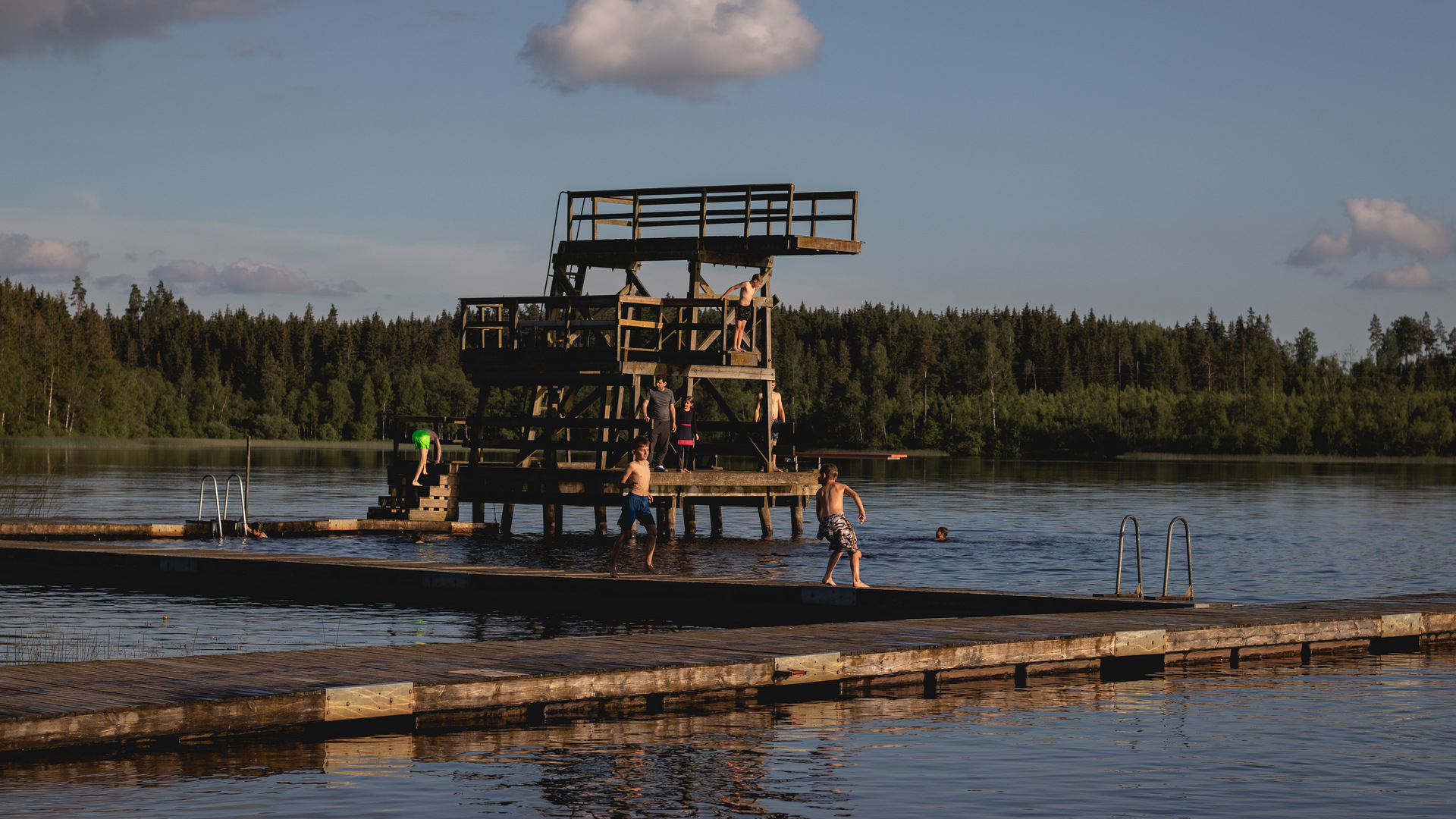 Brygga och hopptorn vid campingen, sommar.