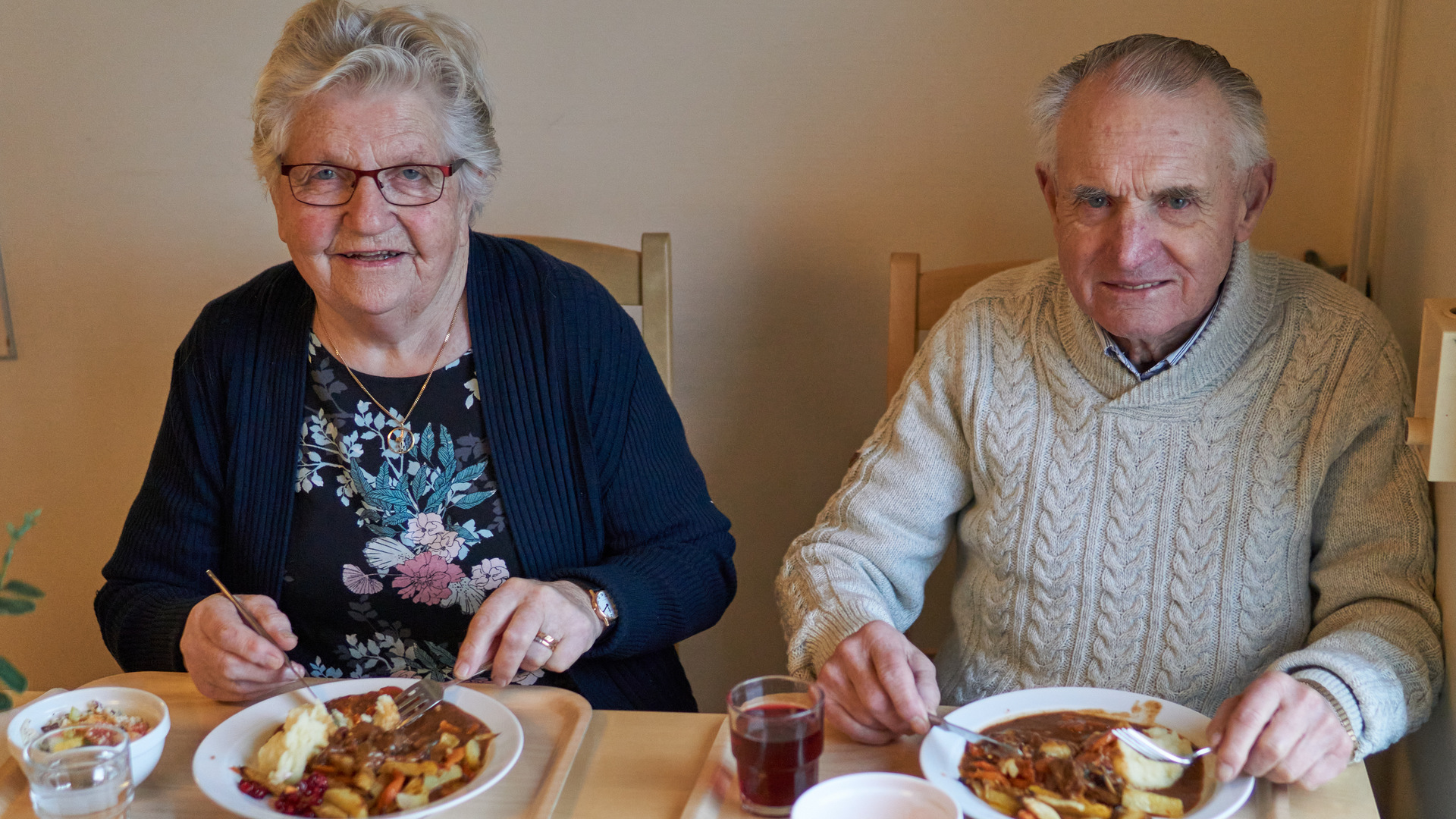 Ingegärd och Ingvar Svensson provsmakar vildsvinsgrytan i Södergårdens matsal.