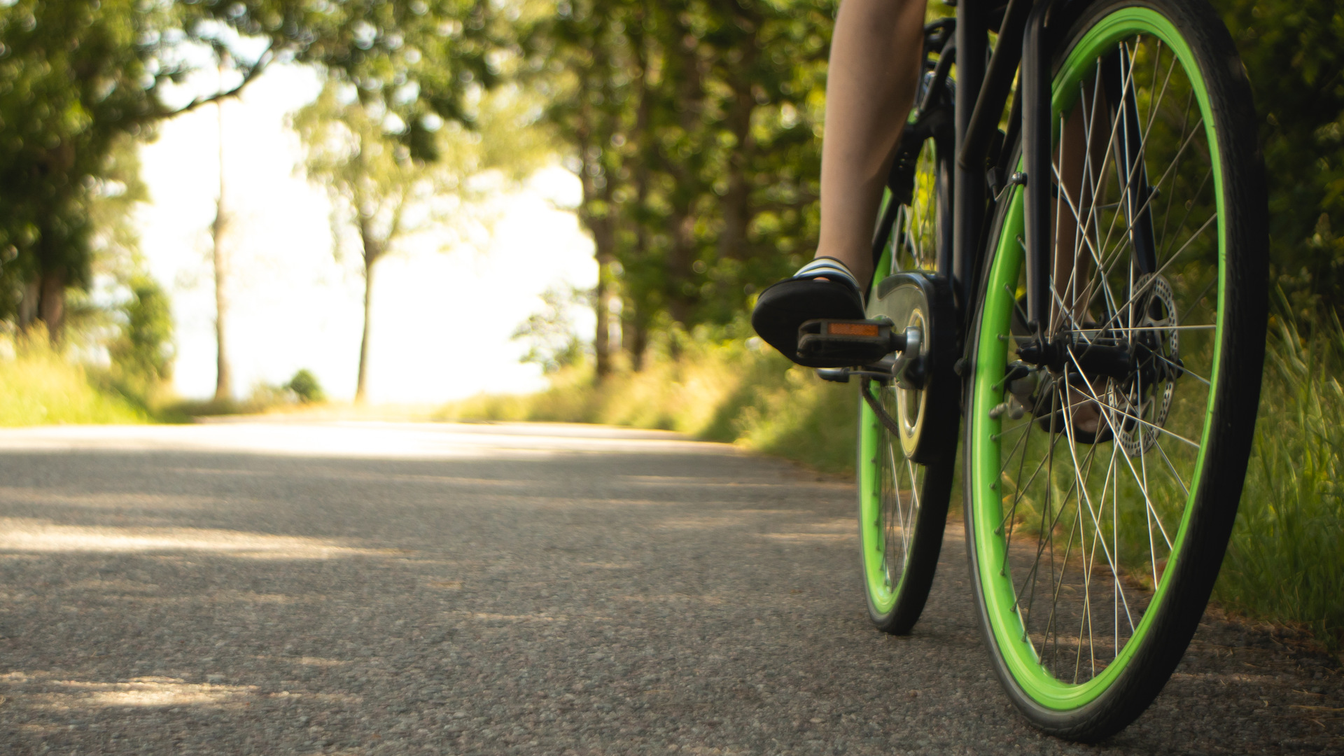 Cykel rullar längsmed asfaltsväg