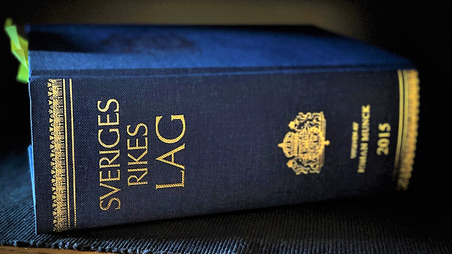 Svea rikets lag, det vill säga den svenska lagboken i upplagan från 2015. Är en blå bok med text i guld. 