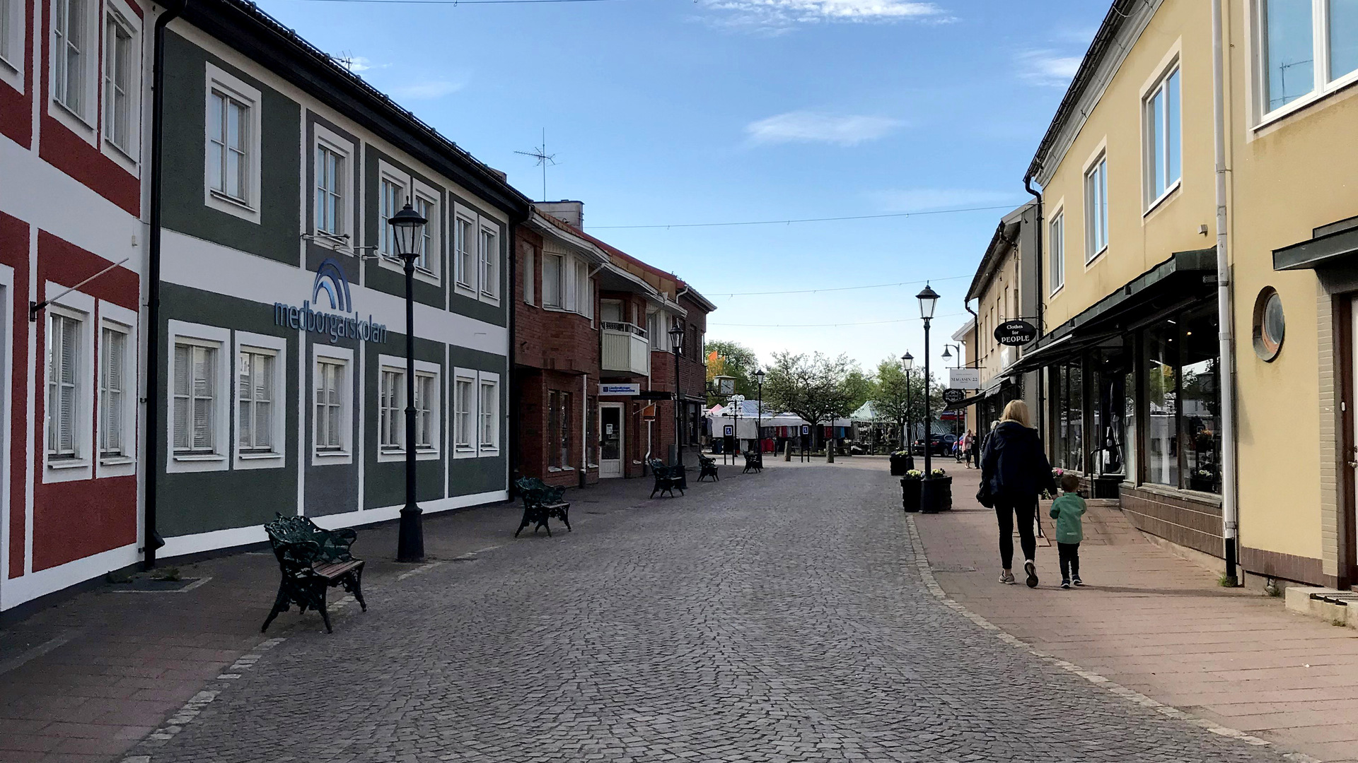 Gågatan i Sävsjö centrum. Butiker och kullersten.