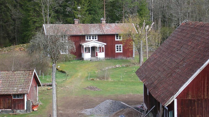 En gård med tre hus