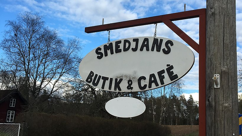Skylt med texten: Smedjans Butik & Café