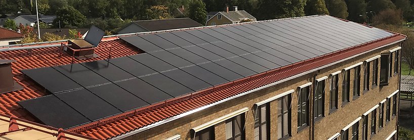 Solceller på Hofgårdsskolans tak.